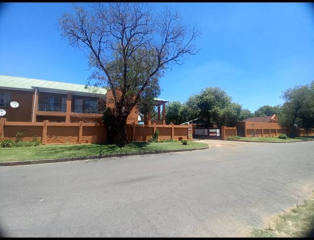 3 BEDROOM APARTMENT FOR SALE IN BOKSBURG CENTRAL